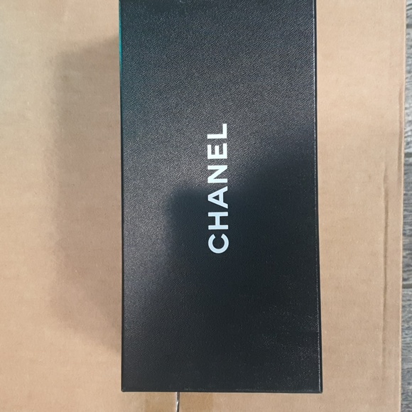 Authentic🍀Chanel black Bicolore long wallet. W/ Chanel Box & Chain included. - Picture 13 of 14